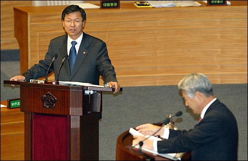 24일 오전 국회 본회의 정치분야 대정부질문에 출석한 천정배 법무부장관이 강정구 교수 불구속 수사권지휘권 행사에 대한 안택수 한나라당 의원의 질문에 답변하고 있다. 